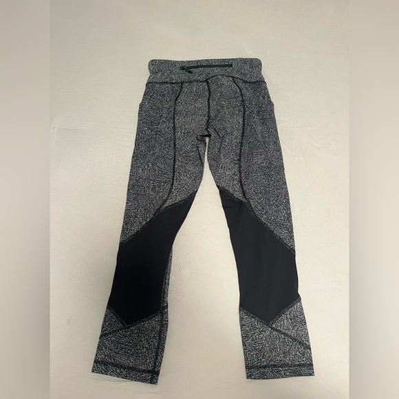 Lululemon Crop Leggings with pockets and mesh. Size 4. Black and white print. - Picture 2 of 4
